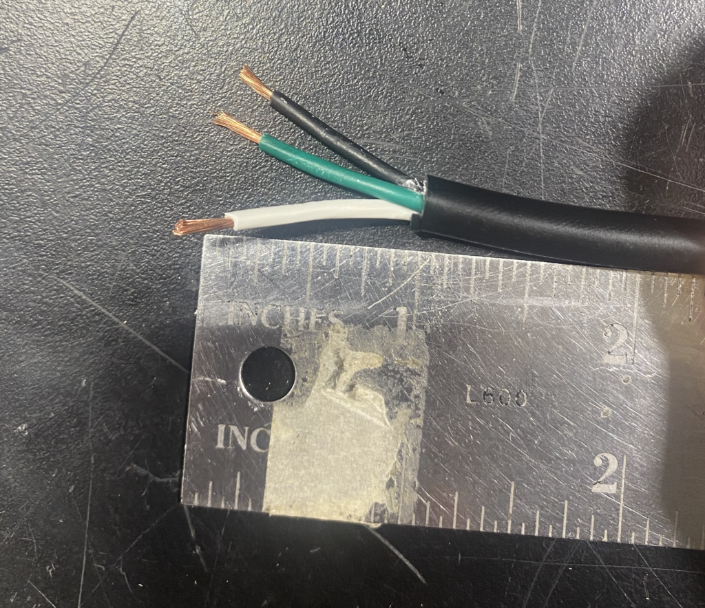 Conductor jacket stip length for terminating powerCON chassis connectors